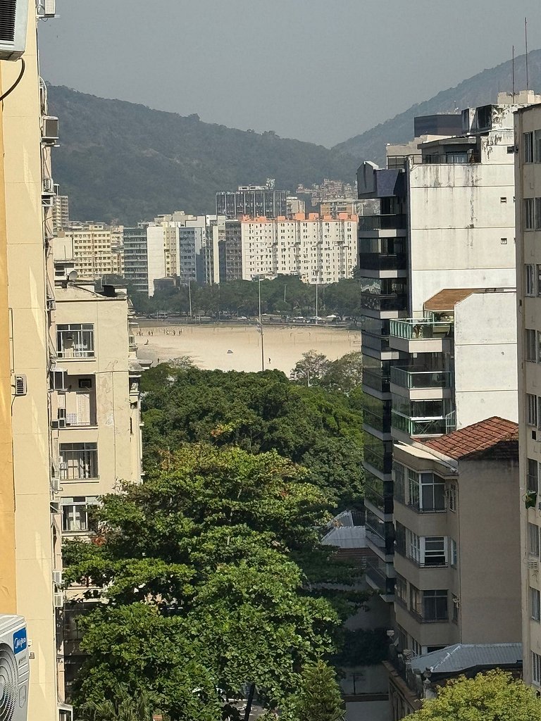 Com Estacionamento e Varanda no Flamengo MA181-902