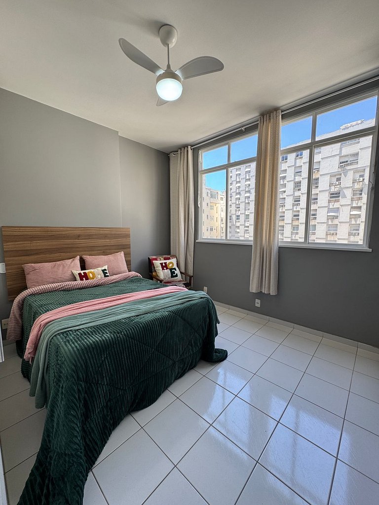 Na Quadra da Praia com 2 Suites