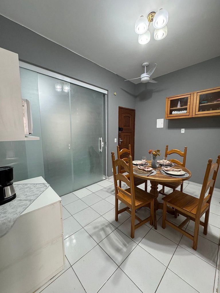 Na Quadra da Praia com 2 Suites