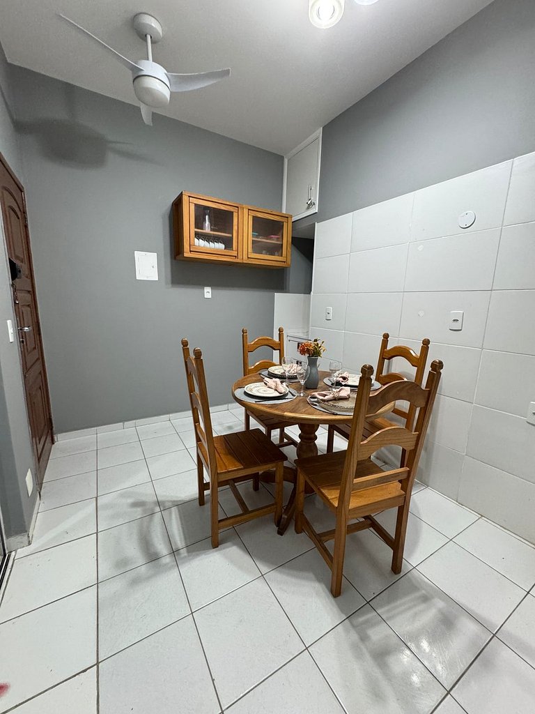 Na Quadra da Praia com 2 Suites