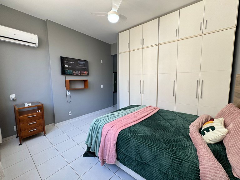 Na Quadra da Praia com 2 Suites