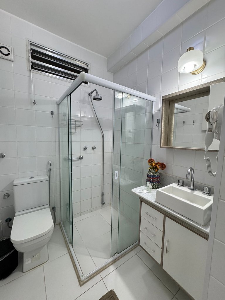 Na Quadra da Praia com 2 Suites