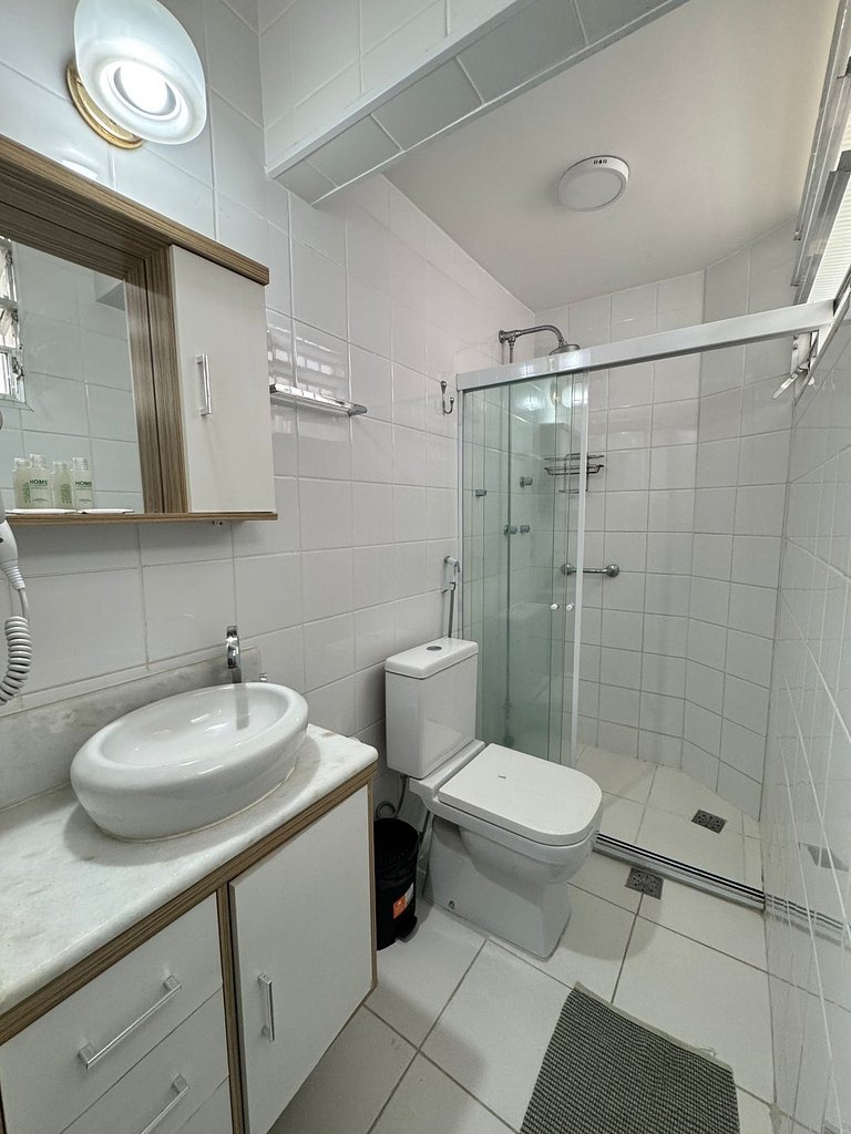 Na Quadra da Praia com 2 Suites