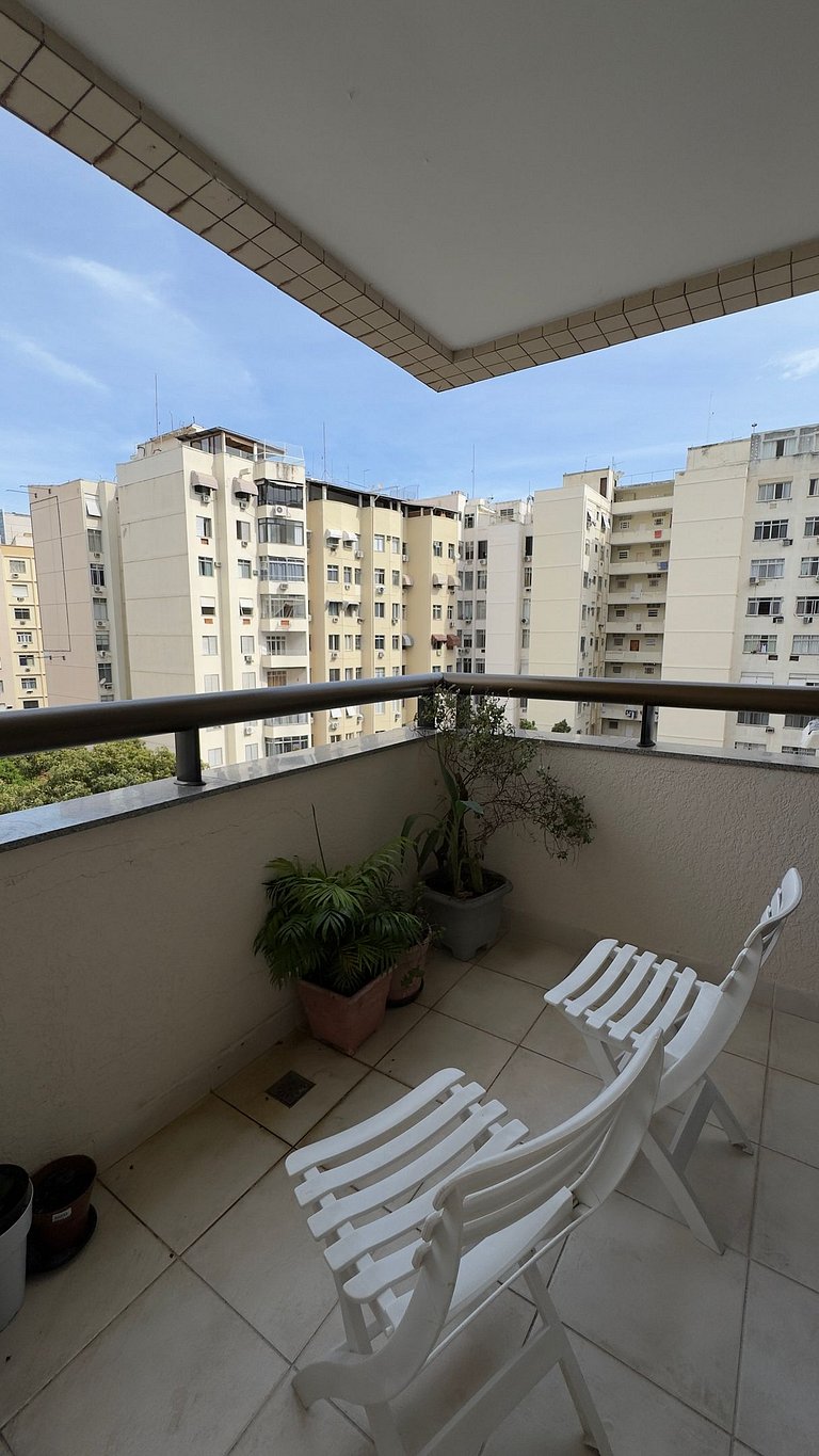 Flat com Piscina, Sauna e Estacionamento PL99-507