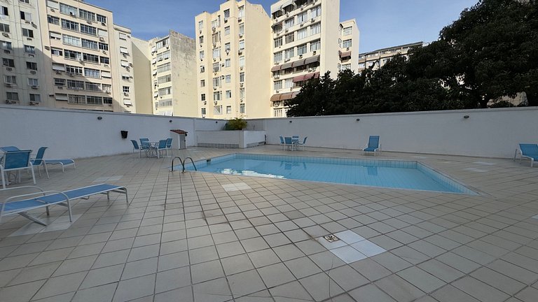 Flat com Piscina, Sauna e Estacionamento PL99-507