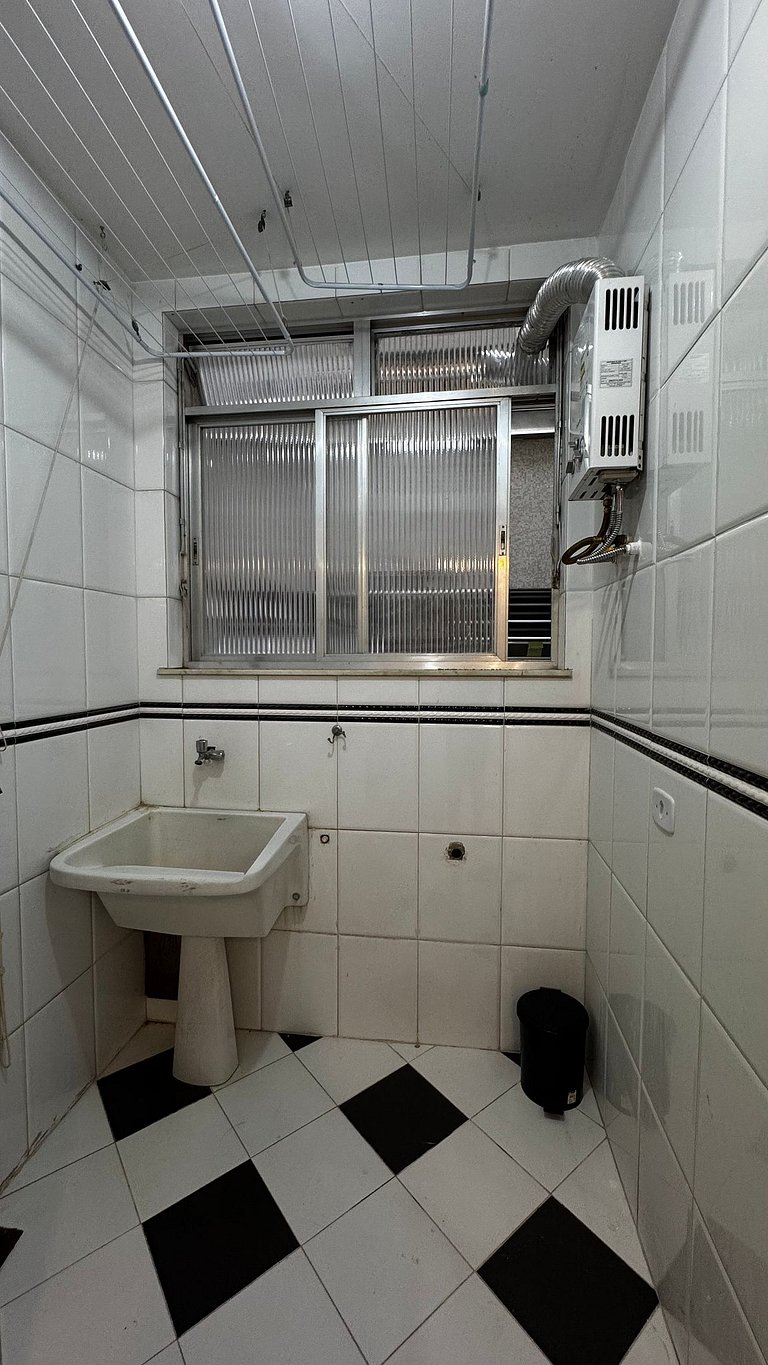 Amplo com 2 quartos e Estacionamento