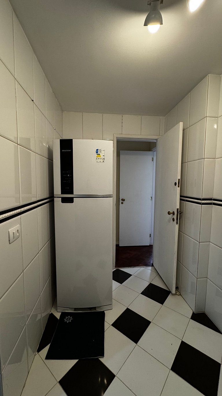 Amplo com 2 quartos e Estacionamento