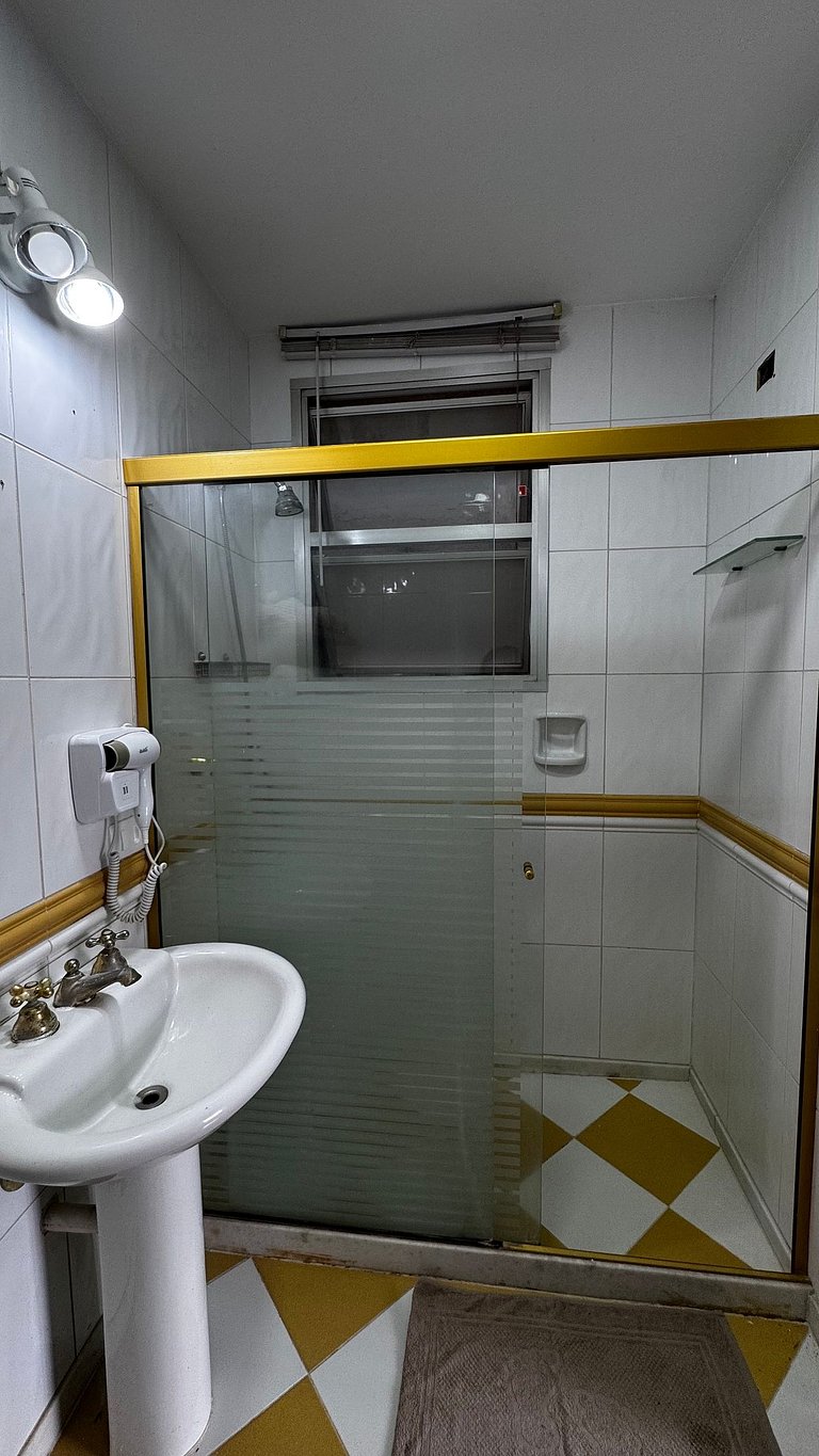 Amplo com 2 quartos e Estacionamento BI94-402