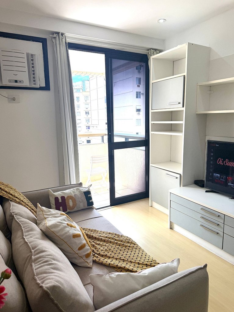 Flat com Piscina, Sauna e Estacionamento PL99-507