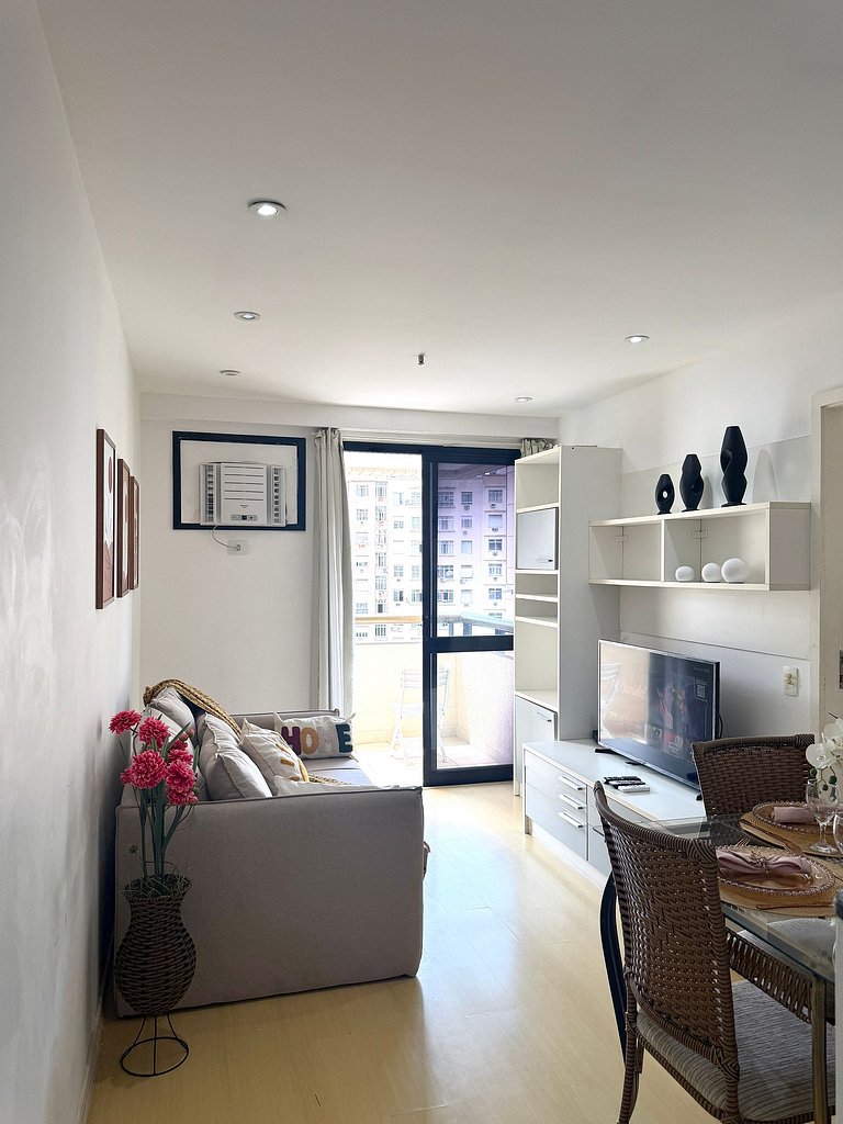 Flat com Piscina, Sauna e Estacionamento PL99-507