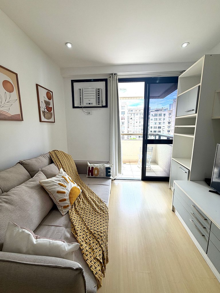 Flat com Piscina, Sauna e Estacionamento PL99-507