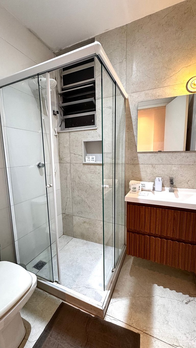 Conforto, Estilo a Poucos Passos da Praia SF228-10