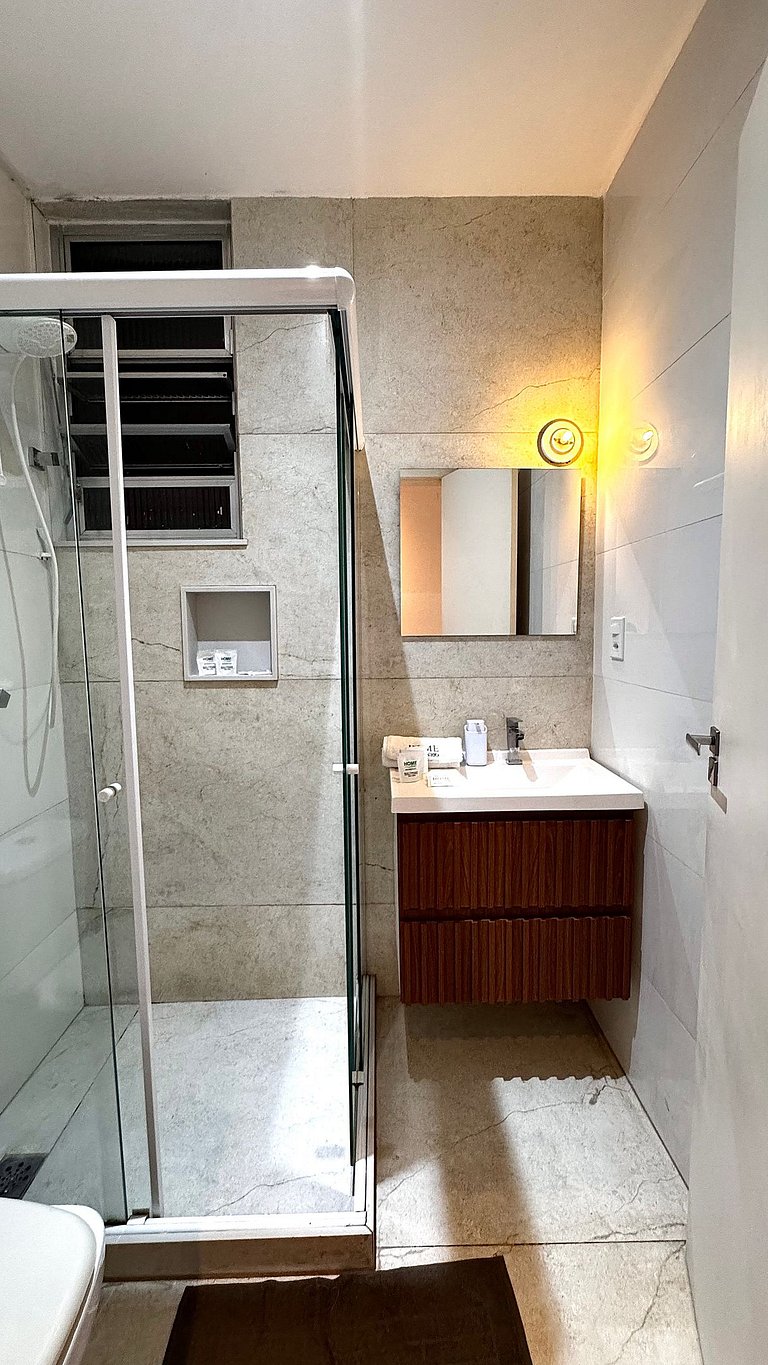 Conforto, Estilo a Poucos Passos da Praia SF228-10